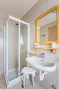 a bathroom with a sink and a shower at Hotel Callalta in San Biagio di Callalta