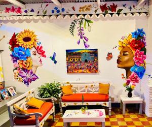 Zimmer mit 2 Betten und Blumen an der Wand in der Unterkunft Hotel y Arte Antigua in Antigua Guatemala