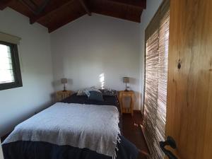a bedroom with a bed and a brick wall at Papa Ruku in Villa Ciudad Parque