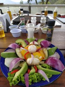 a blue plate of vegetables on a table at Hotel Cabañas El Rincón de las Campanas in Nobsa