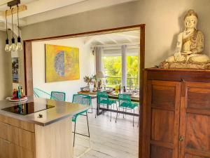 A kitchen or kitchenette at Acacia Secret, 3 min walk from Anse Marcel beach, on the Marina