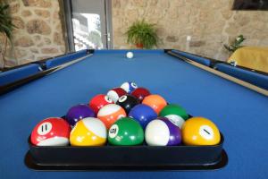 een groep poolballen op een pooltafel bij Alqueiturismo - Casas de Campo in Guarda