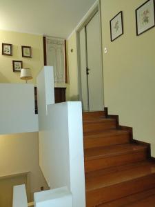 una escalera en una casa con una escalera blanca en Villa Carol Appartamento e B&B, en Tollo
