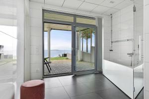 Ett badrum på Luxury modern 5BR beach House for Weekend Getaways near Piteå