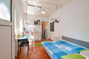 Majoituspaikan Apartments Your Colourful Ljubljana Home keittiö tai keittotila