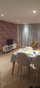 波哥大的住宿－Modern and cozy apartment in Centro International，客厅配有桌椅和电视。