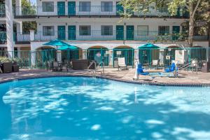 Quality Suites Downtown San Luis Obispo tesisinde veya buraya yakın yüzme havuzu