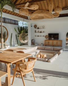 una sala de estar con un sofá y una mesa en MODJO Villas Bingin, en Uluwatu