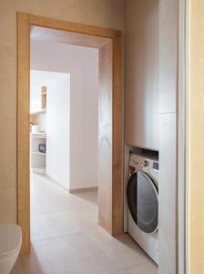 - une cuisine avec lave-linge et sèche-linge dans la chambre dans l'établissement Baštova apartment, à Bratislava