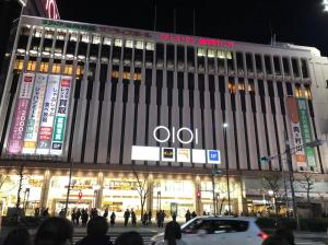 un grande edificio con un grande edificio bianco e nero di Rivushiti Kinshicho Sanbanka - Vacation STAY 23006v a Tokyo