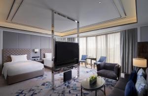 Televiisor ja/või meelelahutuskeskus majutusasutuses Hotel Okura Manila - Staycation Approved