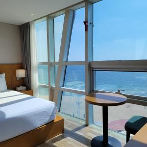 Nespecifikovaný výhled na moře nebo výhled na moře při pohledu z hotelu