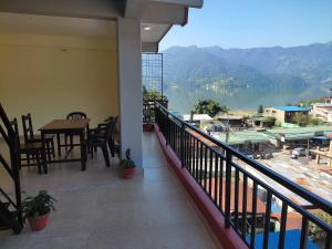 einen Balkon mit einem Tisch und Stühlen sowie Aussicht in der Unterkunft Hotel Green Hill View in Pokhara + 37 Fotos