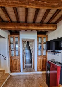 una sala de estar con paredes de madera y techos de madera. en La casa della maestra località San Giovanni Spello, en Spello