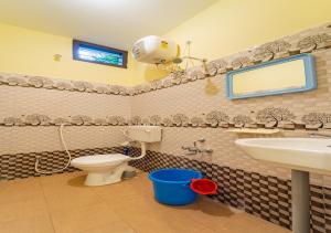 Aashikha Farm House في بونديتْشيري: حمام مع مرحاض ومغسلة