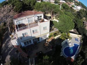 リョレート・デ・マルにあるLloret de Mar-Apartment down, seaview and swimmingpool for max 6 personsのプール付きの家屋の空中ビュー