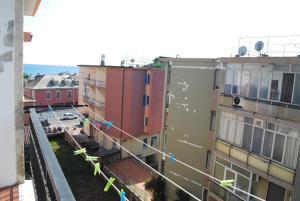 une vue sur une rue de la ville avec des bâtiments dans l'établissement ORIZZONTE SUL MARE, à Savone