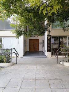 una entrada a un edificio con una puerta marrón en St Nikolas 1bdm Apartment, FREE Wi-Fi & Parking, en Nicosia