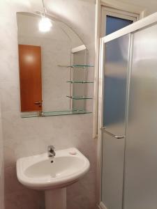 y baño con lavabo y ducha. en St Nikolas 1bdm Apartment, FREE Wi-Fi & Parking, en Nicosia