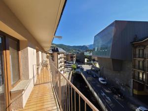 een balkon van een gebouw met uitzicht op een straat bij New Dúplex a 25m del telecabina de La Massana 643 in La Massana