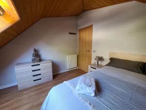 ein Schlafzimmer mit einem Bett, einer Kommode und einem Fenster in der Unterkunft New Dúplex a 25m del telecabina de La Massana 643 in La Massana