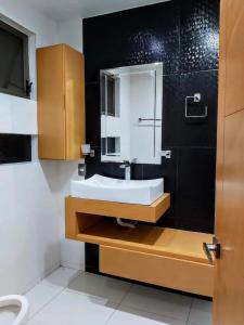 een badkamer met een wastafel en een spiegel bij Suite FG in San Juan de los Lagos