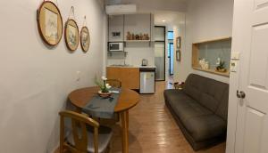 un salon avec un canapé et une table dans l'établissement Baannaisoi2 Mini Hotel, à Chiang Mai