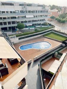 a swimming pool on the roof of a building at Sunset Deluxe con jacuzzi, piscina y barbacoa in Calafell