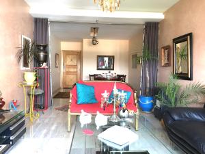 The Twins beds في نواصير: غرفة معيشة مع أريكة وأريكة حمراء