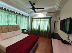 Un pat sau paturi într-o cameră la DARUL SALAM INN HOTEL