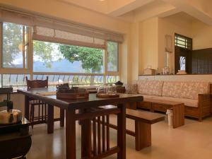 een woonkamer met een bank en een tafel bij 發呆永安 in Yung-an-ts'un