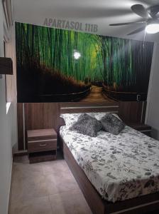 - une chambre avec un lit orné d'une peinture murale dans l'établissement Apartasol, Eje cafetero Reservas de la Colina 111B, à La Tebaida