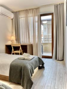 1 dormitorio con cama y ventana grande en Top Location Apartment with 2Bath for 6 Guests, en Stara Zagora