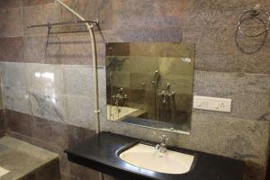 y baño con lavabo y espejo. en Hotel NK International en Aberdeen