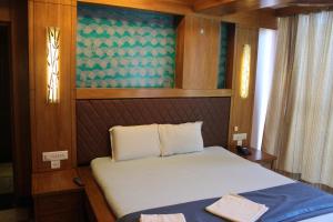 1 dormitorio pequeño con 1 cama en un barco en Hotel NK International en Aberdeen