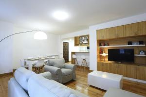 een woonkamer met een witte bank en een tafel bij Andagoia by Smiling Rentals in Hondarribia