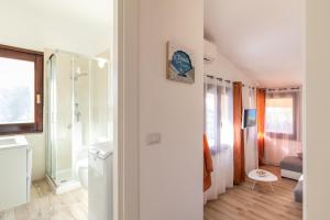 une salle de bains avec douche, lavabo et toilettes dans l'établissement Villa Aloe 2, à Costa Paradiso