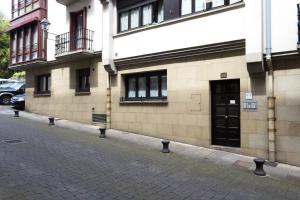 un edificio con una puerta al lado de una calle en Bordari by Smiling Rentals en Hondarribia