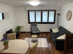 sala de estar con sofá y mesa en Bordari by Smiling Rentals en Hondarribia