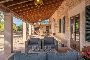 une terrasse avec des canapés et une table dans l'établissement Son Ferrer den Vola Vola, à Palma de Majorque