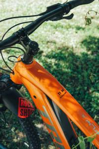 ライエツケ・テプリツェにあるPenzión Flámmのオレンジ色の自転車