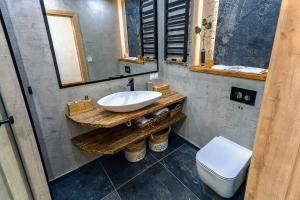 Kúpeľňa v ubytovaní SPA Apartament Jenny Ski&Fun widok na Skrzyczne i skocznię "Skalite"