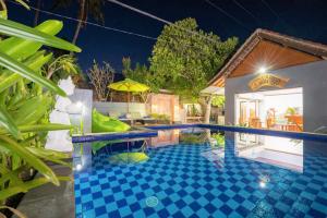 a swimming pool at night with a resort at Nusa Bagus Homestay Lembongan in Nusa Lembongan