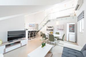 TV a/nebo společenská místnost v ubytování TopDeck Exclusive Apartment