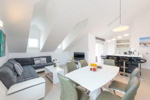 - un salon avec un canapé et une table dans l'établissement TopDeck Exclusive Apartment, à Dubrovnik