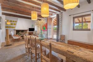 une salle à manger avec une grande table et des chaises en bois dans l'établissement Son Ferrer den Vola Vola, à Palma de Majorque