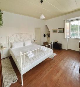 una camera con letto bianco e pavimento in legno di Dolce Vivere by Konnect, Gaios Paxos a Gaios