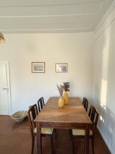 una sala da pranzo con tavolo e sedie in legno di Dolce Vivere by Konnect, Gaios Paxos a Gaios