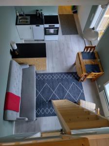 - une vue de tête sur un salon et une cuisine dans une maison dans l'établissement Gammelskola Apartments, à Henningsvær