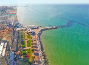 een luchtzicht op een strand en de oceaan bij Delizioso appartamento in villa al mare in Pesaro